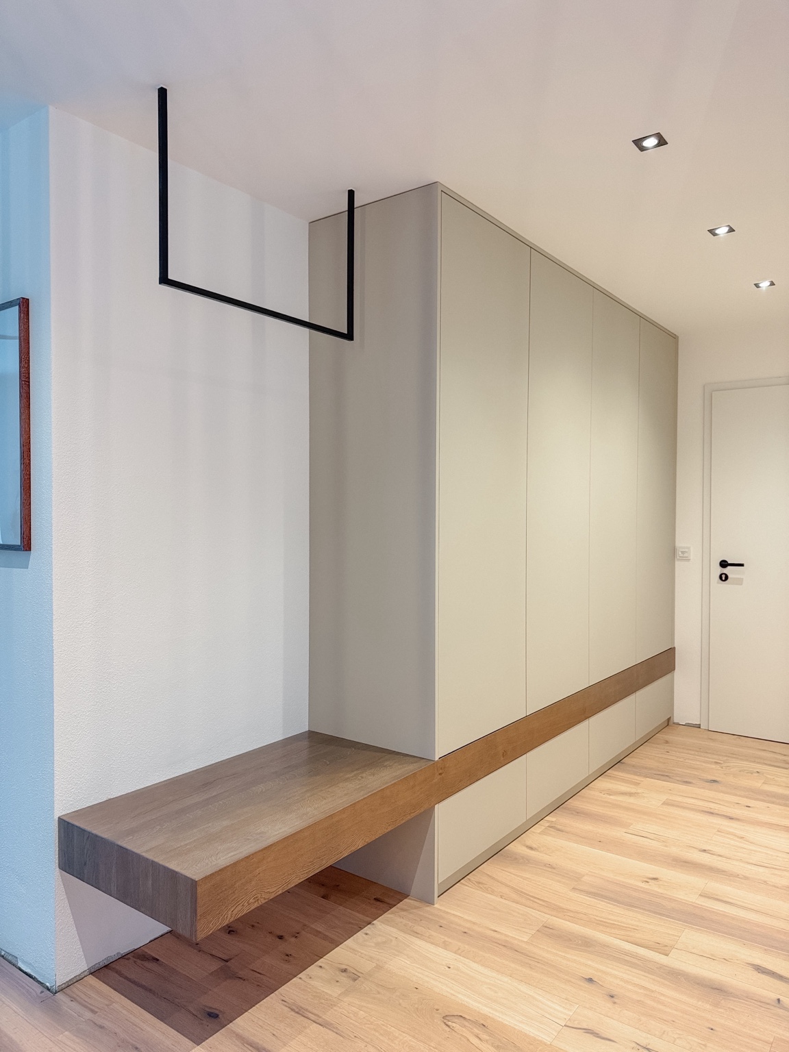 Garderobenschrank mit durchlaufender Sitzbank