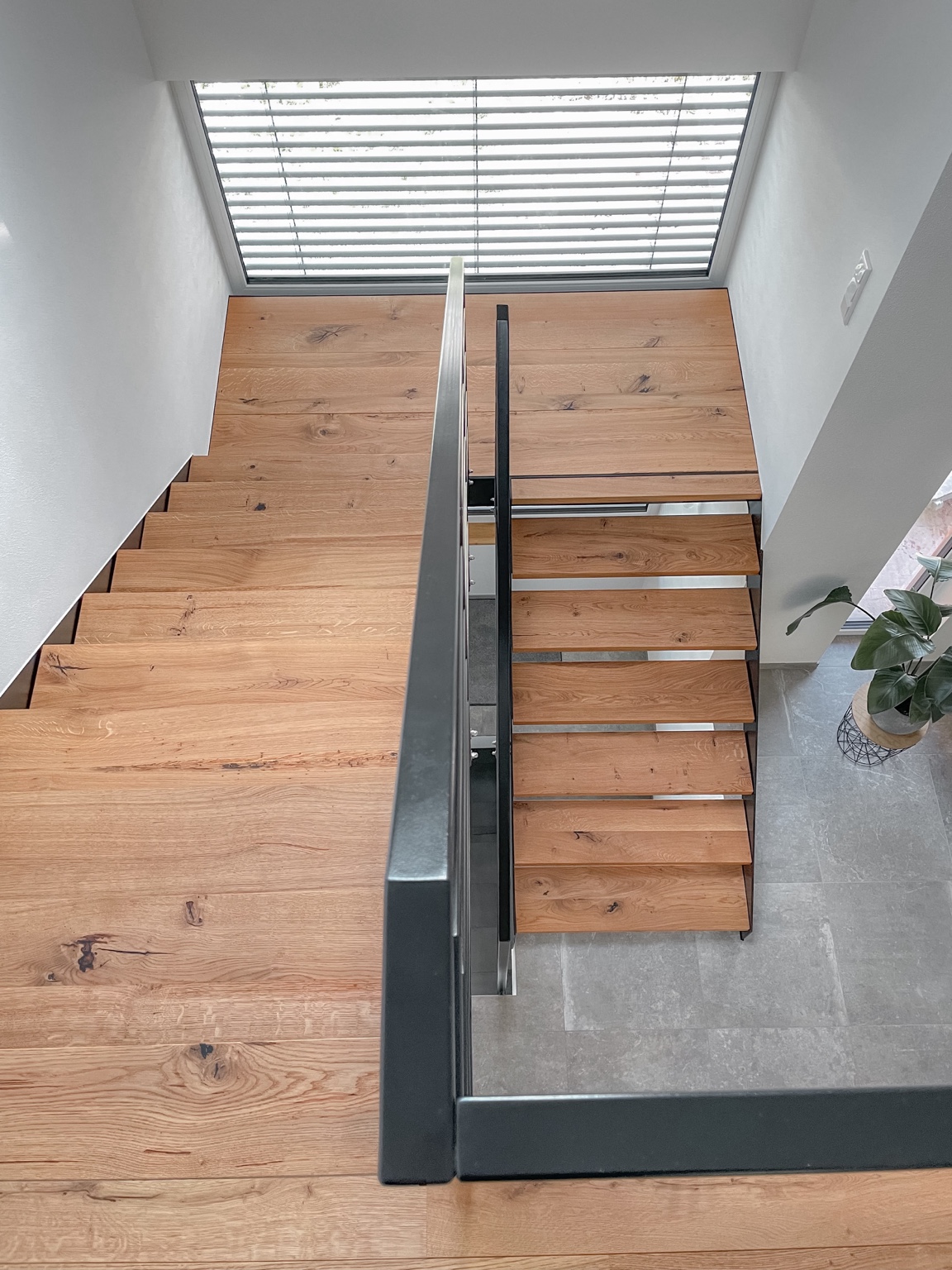 Moderne Treppe mit Eiche und Metall